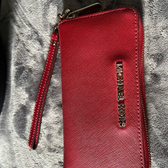 Michael Kors rouge wallet used but good condition - Picture 2 of 4
